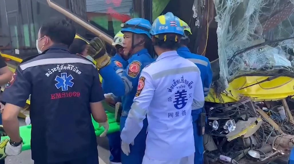 รถบัสทัศนศึกษา เบรกไม่อยู่ชนท้ายเก๋งและรถบรรทุก นักเรียนเจ็บ 7 คน