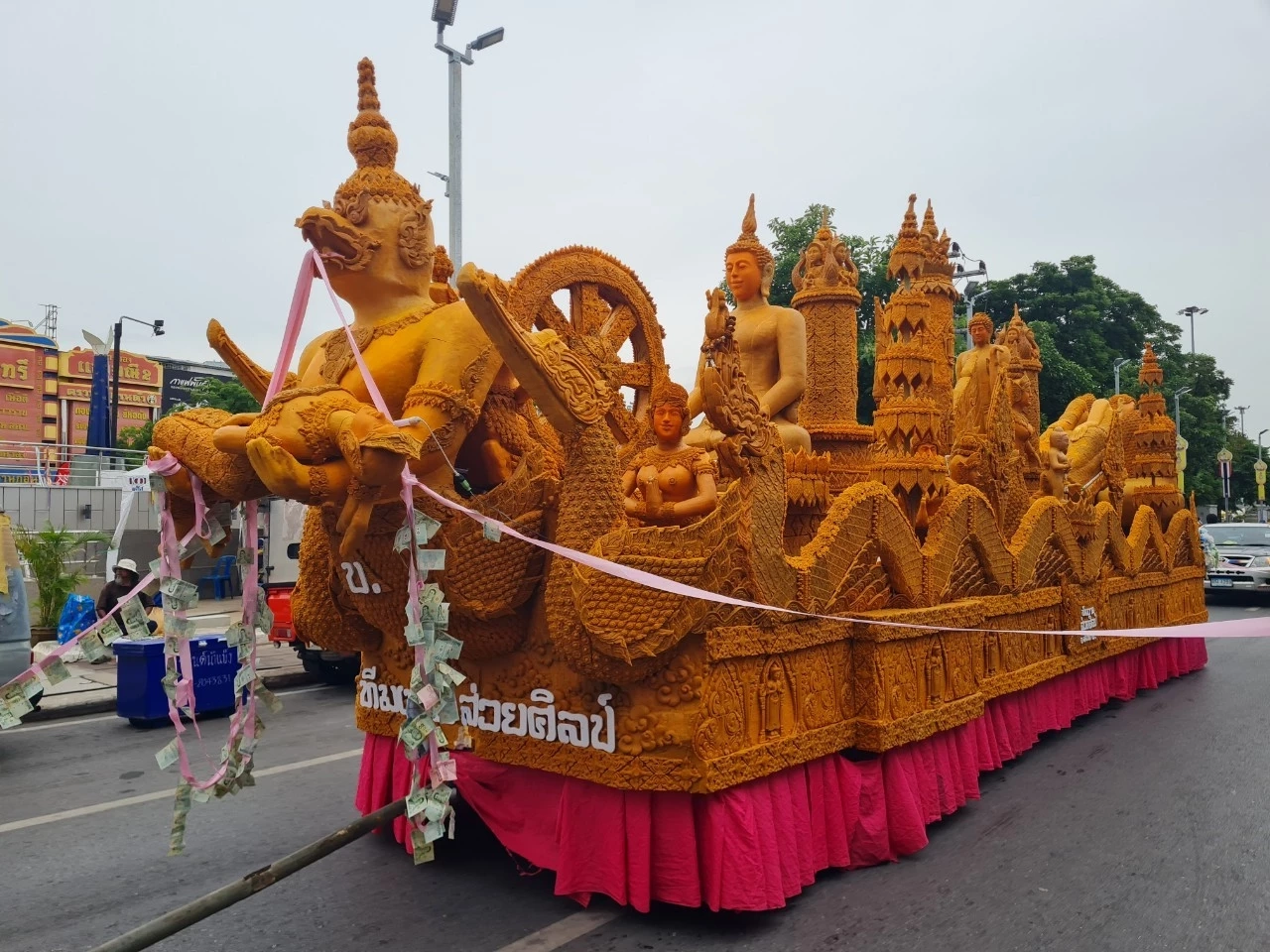 ยิ่งใหญ่กว่าทุกปี ชมขบวนแห่เทียนพรรษาโคราช นทท.แห่เซลฟี่คึกคัก