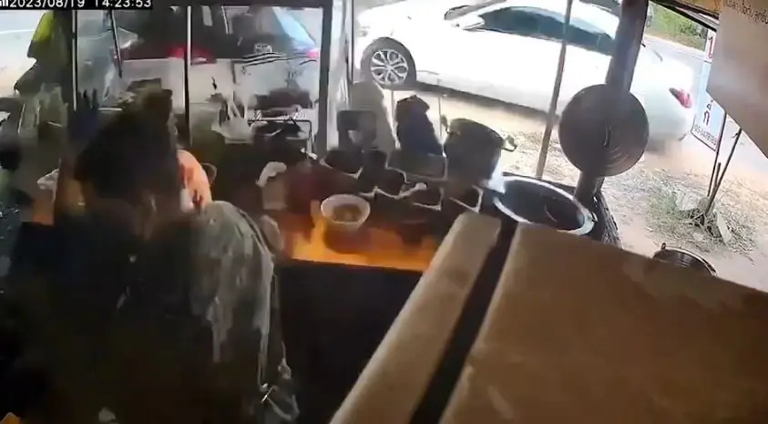 อุทาหรณ์ ลูกสาว 3 ขวบ แย่งพวงมาลัยแม่ รถพุ่งชนร้านก๋วยเตี๋ยวพังยับ (มีคลิป)