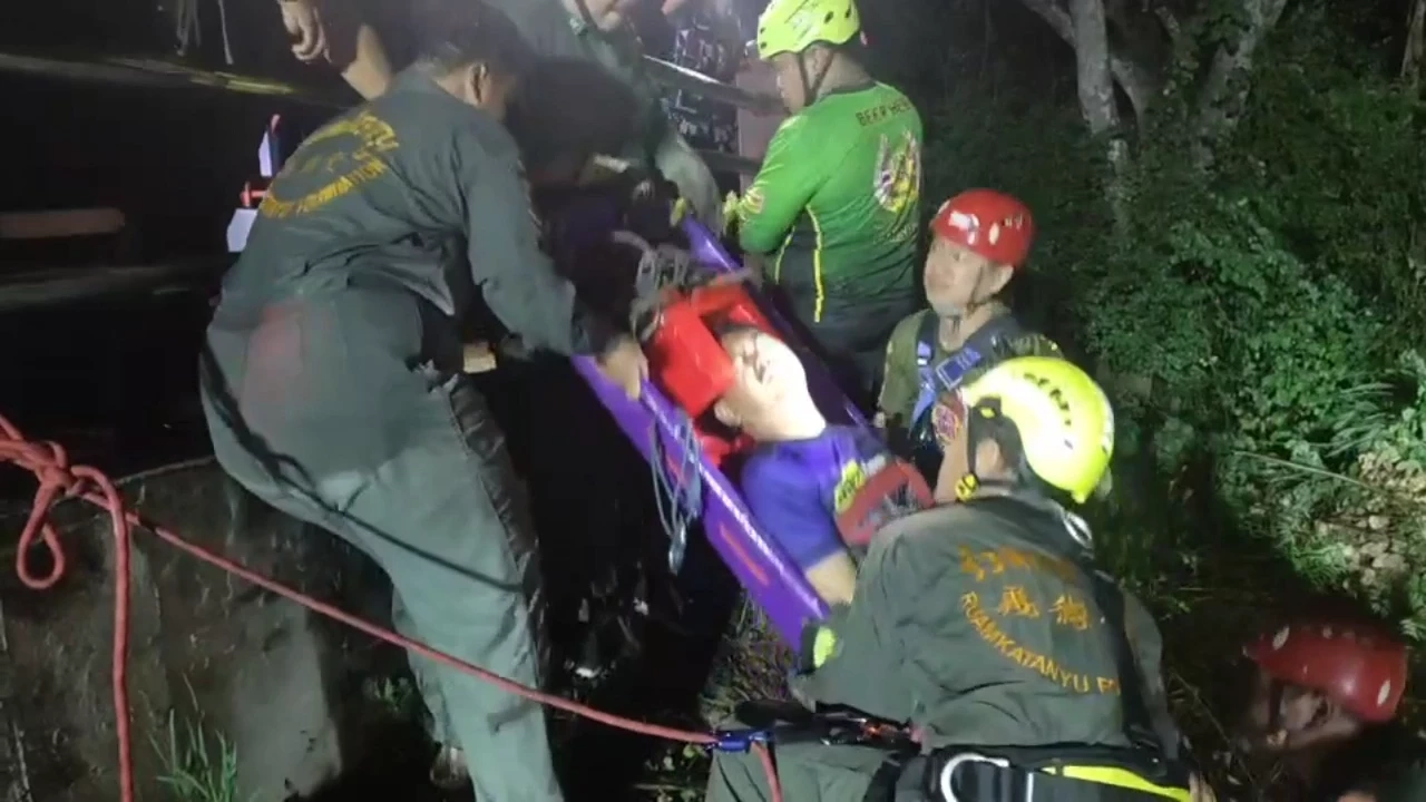 กู้ภัยฯช่วยทุลักทุเล หนุ่มน้อยใจแฟนสาว พลัดตก"สะพานห้วยตอง"ช่วงเหวลึก