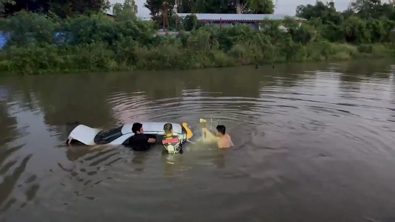 นาทีชีวิต! กู้ภัยกระโดดลงคลอง ทุบกระจกรถยนต์ ช่วยหนุ่มวูบหมดสติ