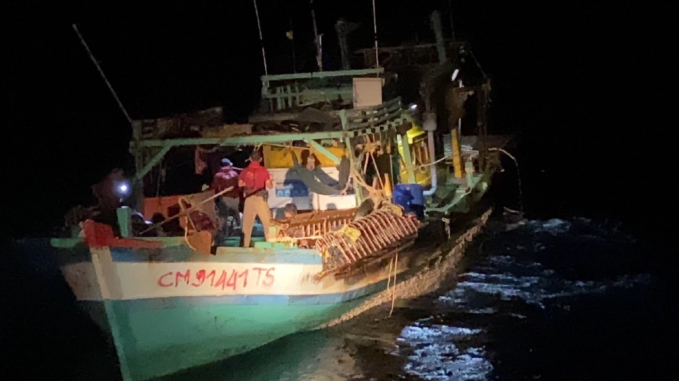 เปิดคลิป ตำรวจน้ำสงขลา ไล่ล่าเรือประมงเวียดนาม ทำประมงผิดกฎหมาย