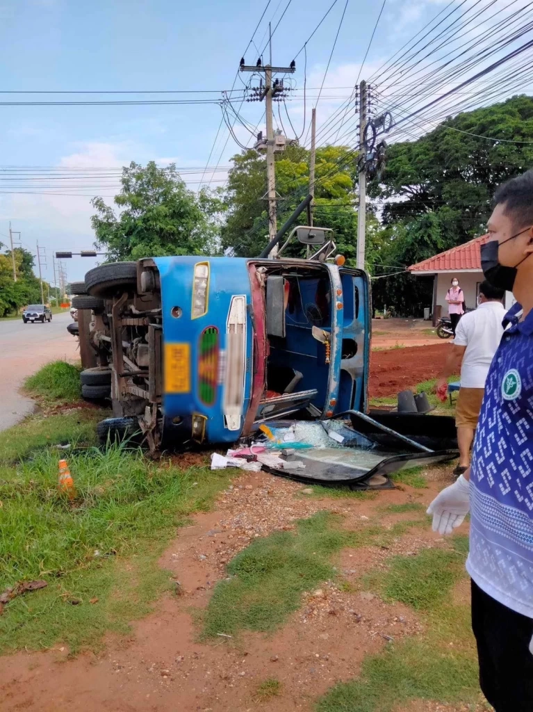 รถบัสรับส่งนักเรียน ชนเสาไฟสัญญาณจราจรพลิกคว่ำ เจ็บระนาว 16 ราย