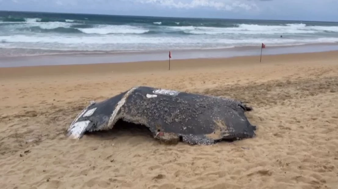 พบชิ้นส่วนปริศนา หนัก 200 กก. ถูกคลื่นซัดเกยหาดกะรน คาดเป็นซากเรือ-เครื่องบิน