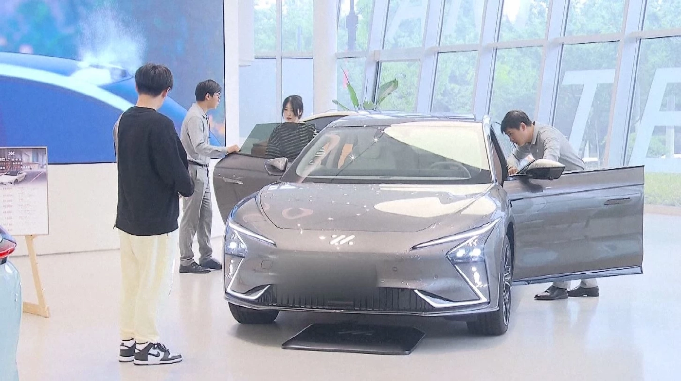 จีนขาดแคลนช่างซ่อมรถยนต์ไฟฟ้านับล้านคน (คลิปข่าว)