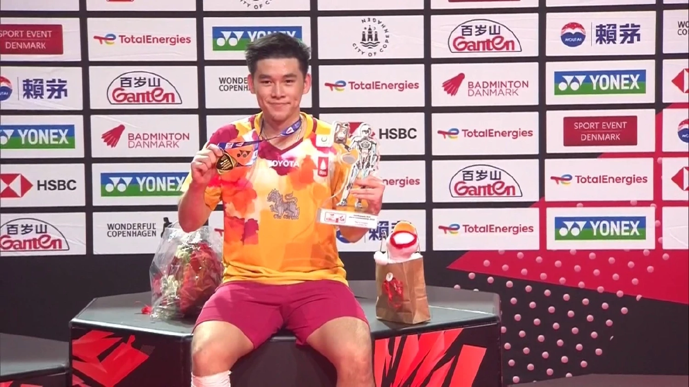 รู้จัก "วิว" กุลวุฒิ วิทิตศานต์ ดีกรีแชมป์แบดมินตันมือ 3 ของโลก คนล่าสุด