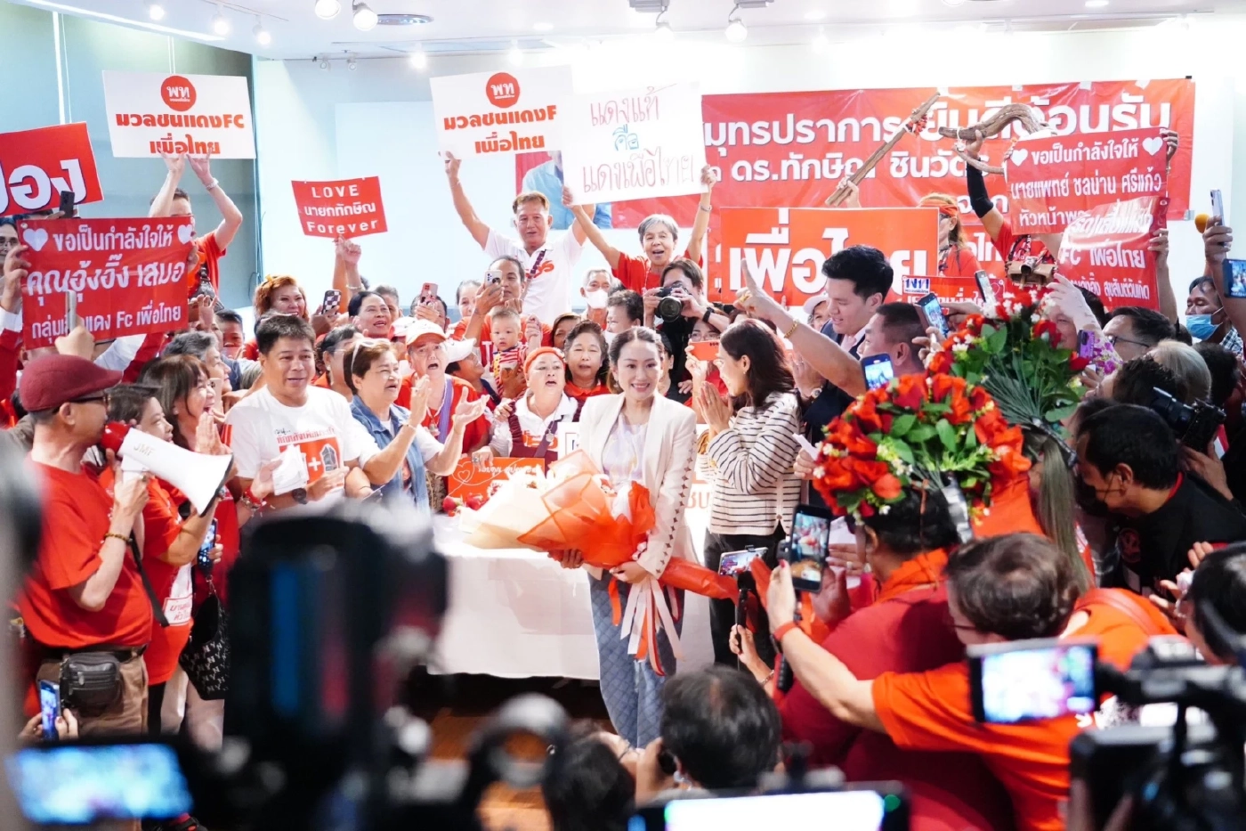 "อุ๊งอิ๊งค์" หลั่งน้ำตาปลื้ม คนเสื้อแดงอวยพรวันเกิด ชวนต้อนรับพ่อพรุ่งนี้