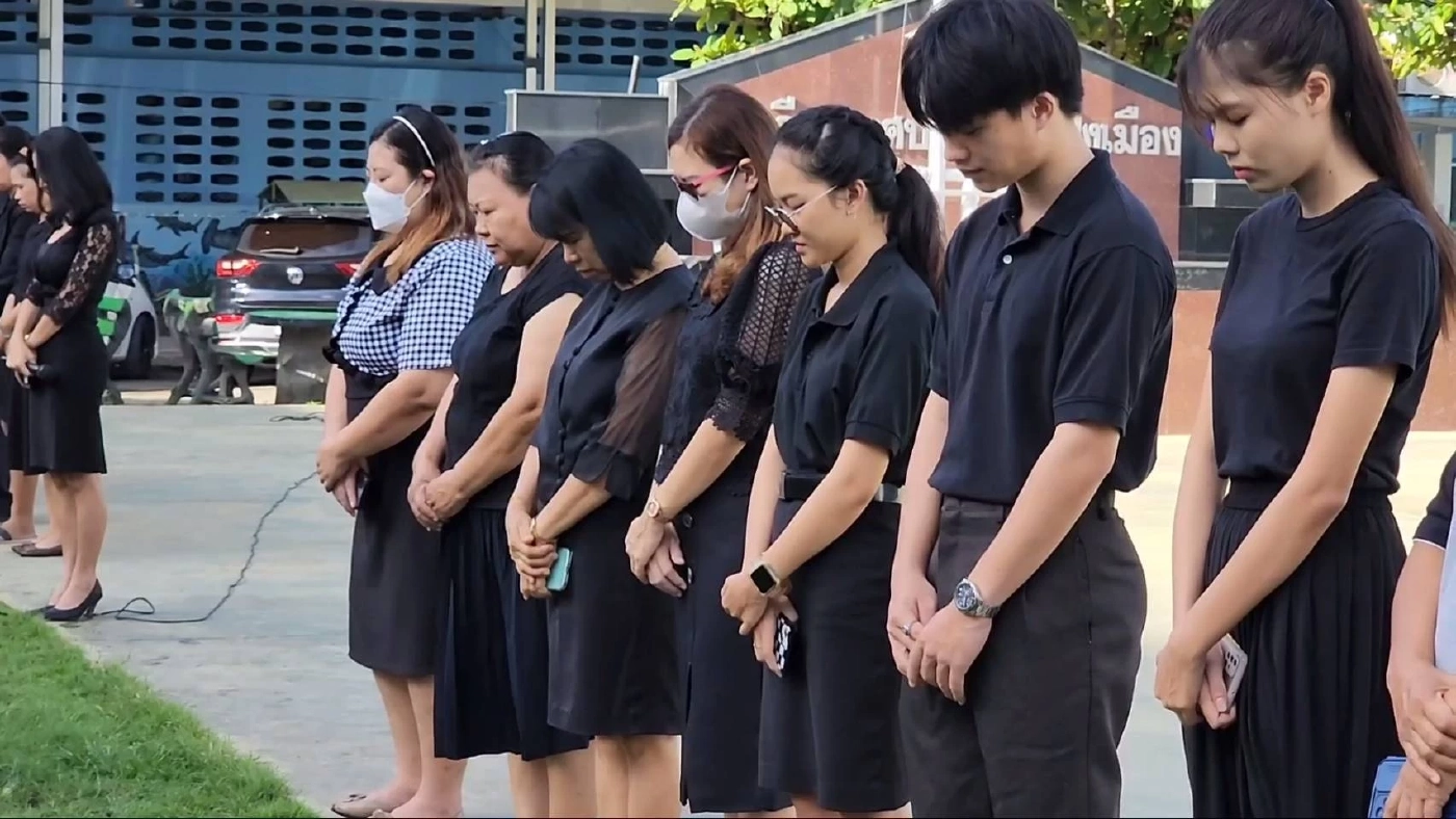 ครูนักเรียนร่วมกันยืนไว้อาลัย อนุบาล 3 ถูกอุ้มสังหารโหด ล้อมคอกกันเหตุซ้ำ