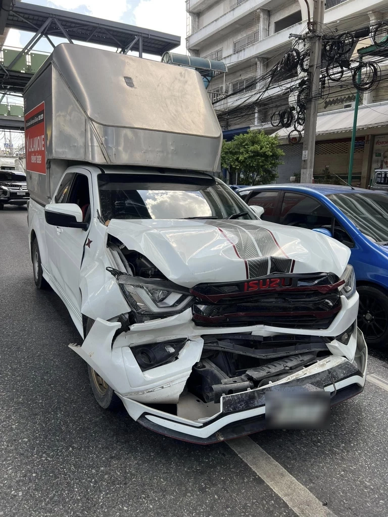 ยังร้อนแรง ไม่แผ่ว! "ออลนิว" รถประกันขาด ชนท้ายรถยุโรปพังยับ