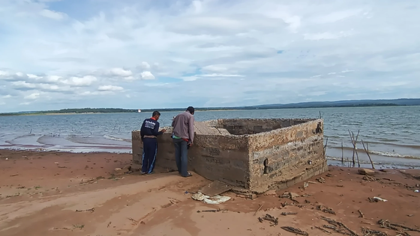 เขื่อนลำแชะน้ำลดเหลือ 35 เปอร์เซ็นต์ ซากโรงเรียนเก่าโผล่กลางน้ำ