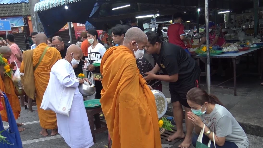 "ชาวสงขลา" ร่วมทำบุญตักบาตร เนื่องในวันเข้าพรรษา