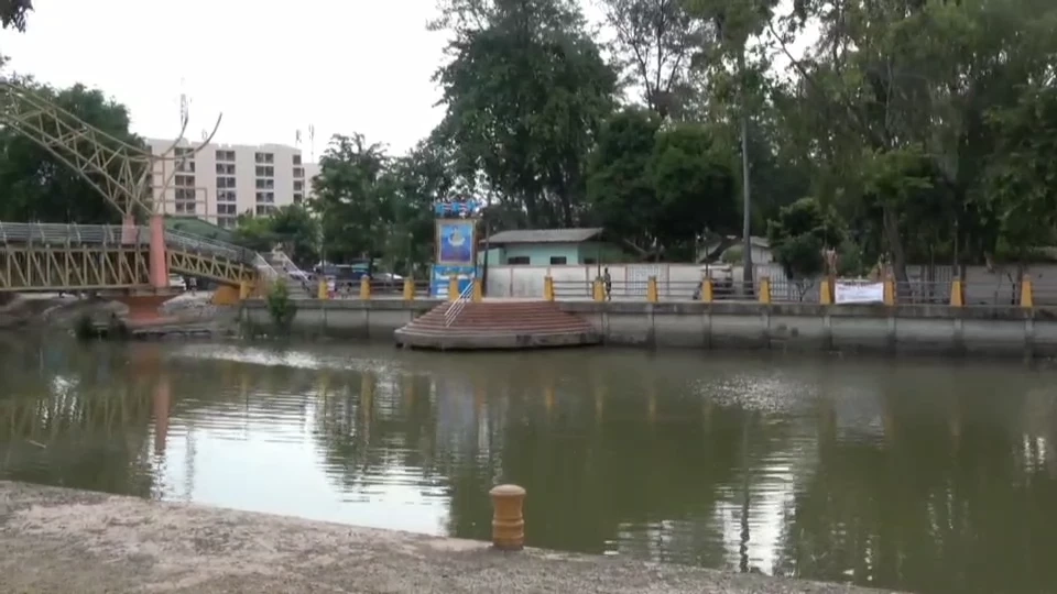 1 ต่อ 7 เด็กวัดหนีกระเจิง หนุ่มถูกห้ามจับปลาเขตอภัยทาน คว้าสปาต้าไล่ฟัน