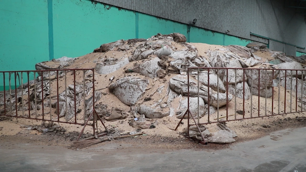 จวกยับ อคส. ไร้ความรับผิดชอบ ทิ้งข้าวเน่า 8 ปี ภาระผู้ประกอบการ จี้ขนออกโกดัง