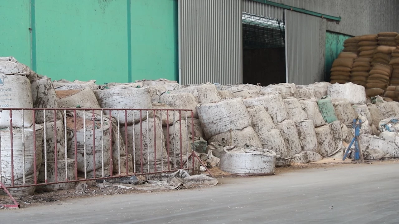 จวกยับ อคส. ไร้ความรับผิดชอบ ทิ้งข้าวเน่า 8 ปี ภาระผู้ประกอบการ จี้ขนออกโกดัง