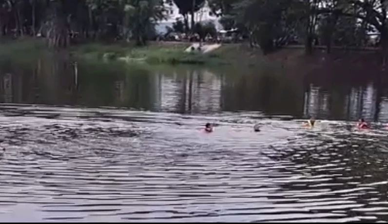 สลด! คลิปนาทีชีวิต สาวใหญ่แม่ค้าผัก เดินลงน้ำจบชีพตนเอง คนเห็นช่วยไม่ทัน