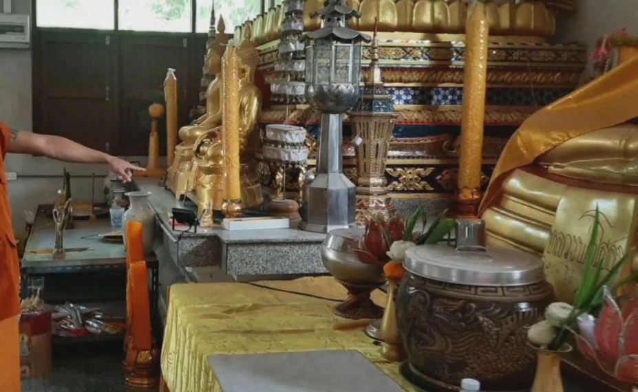 พระลูกวัดชี้จุดที่ตู้บริจาคถูกโจรขโมยไป