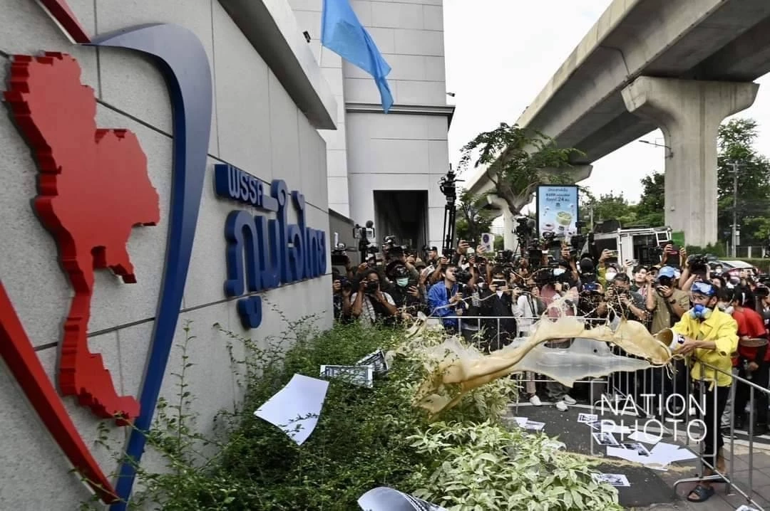 เมื่อวันที่ 13 สิงหาคม 2566 กลุ่มโมกหลวงริมน้ำ จัดกิจกรรมคาร์ม็อบ ประท้วงหน้าพรรคภูมิใจไทย 