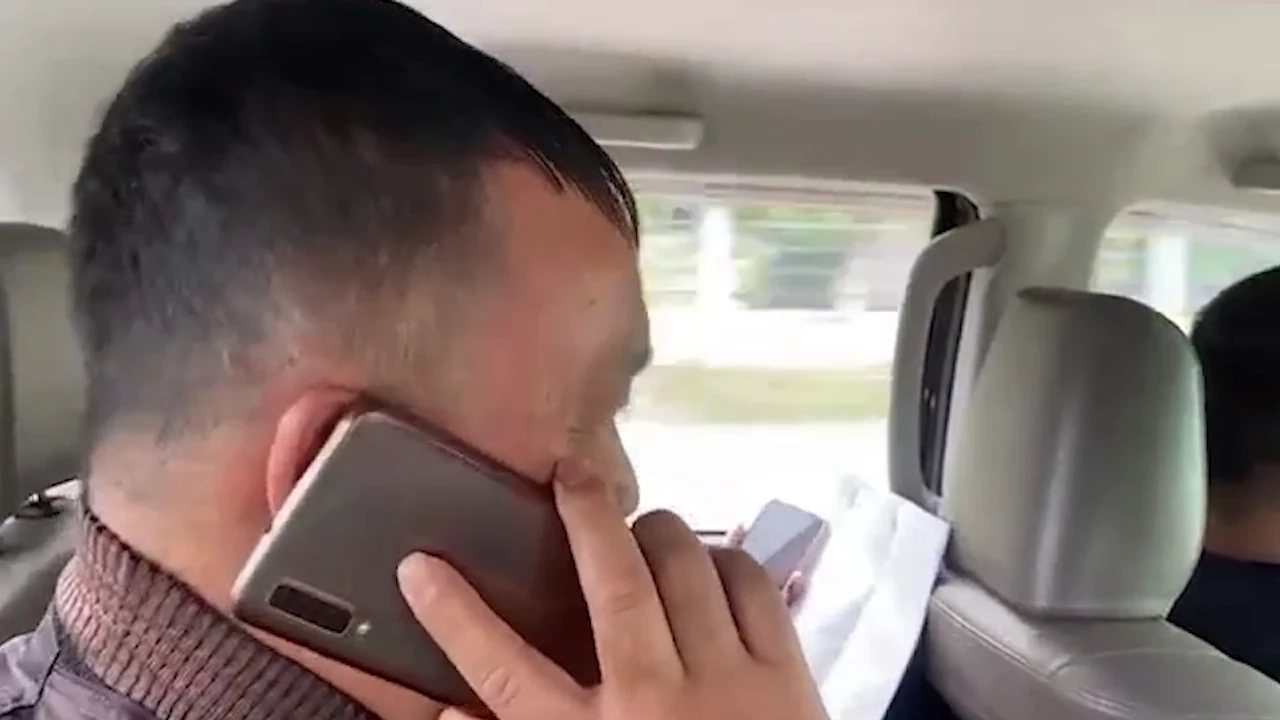 เปิดคลิป ล็อกตัว"เสี่ยเต้นท์รถ" หลอกเชิดรถ 200 คดี ชาวบ้านบุกค้านประกันตัว