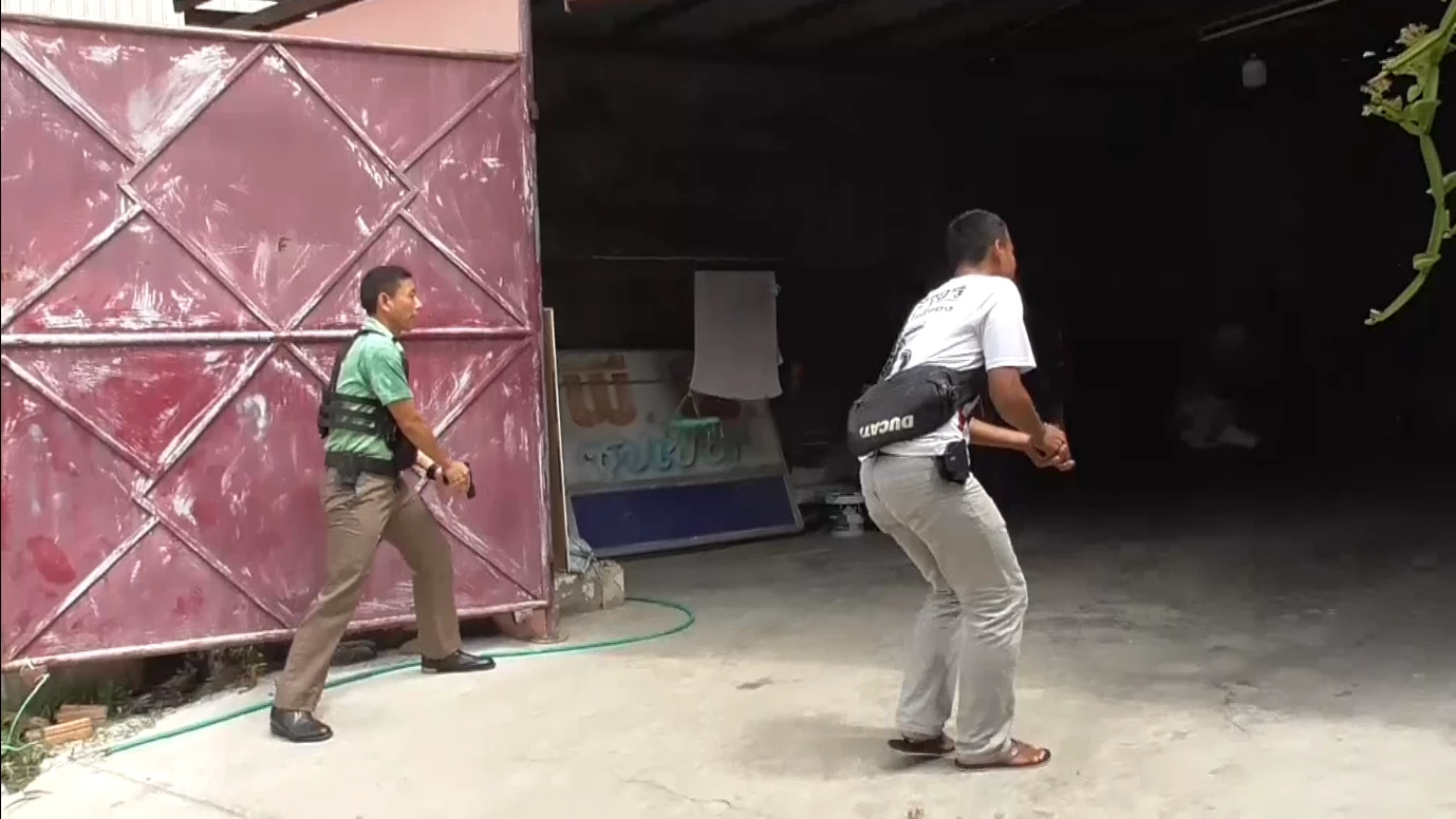 ระทึก! ตร.โพธิ์ทอง ปิดเมืองล่าตัว หนุ่มใหญ่ชักปืนยิงสู้ขณะตรวจค้น (มีคลิป)