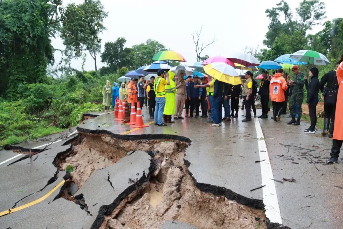 ฝนถล่ม น้ำป่าซัด เส้นทาง"ตาก"เสียหาย กระทบค้าชายแดน นร.กินนอนในโรงเรียน