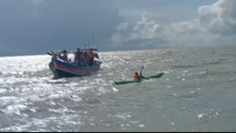 ด่วน! เร่งช่วยคณะนักกีฬาพายเรือคายัค จากเกาะลังกาวี 20 ลำ ล่มกลางทะเลสตูล