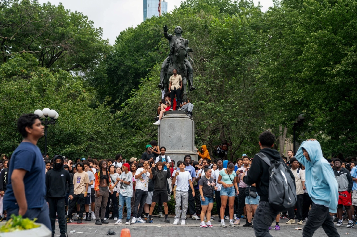 วัยรุ่นนิวยอร์กนับพันคนก่อความวุ่นวาย หลังคนดังประกาศ 'แจกของฟรี'