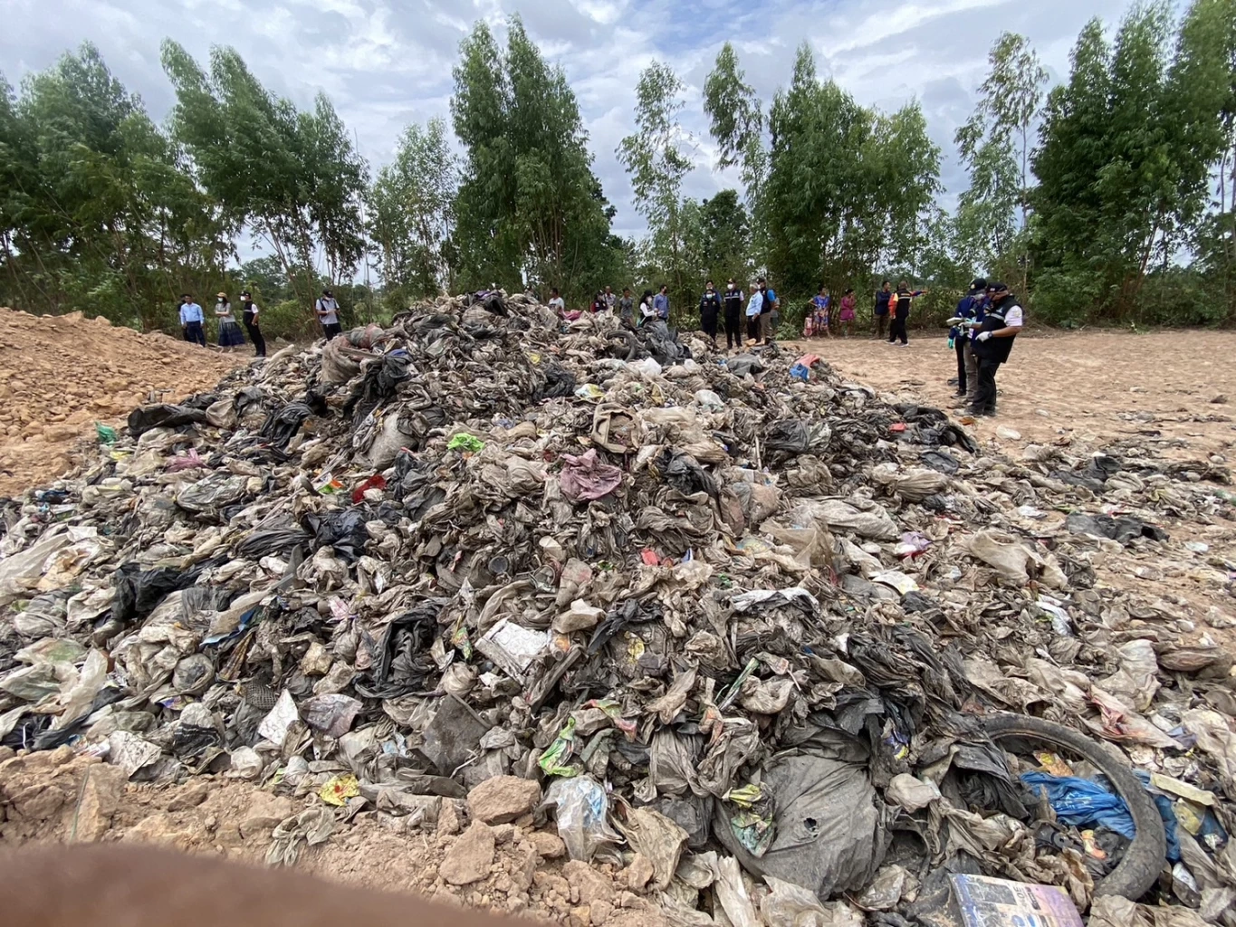 ชาวบ้านโคราช ร้องมือดีลอบทิ้ง "ขยะอุตสาหกรรม" ใกล้ป่าชุมชนกว่า 1 พันตัน