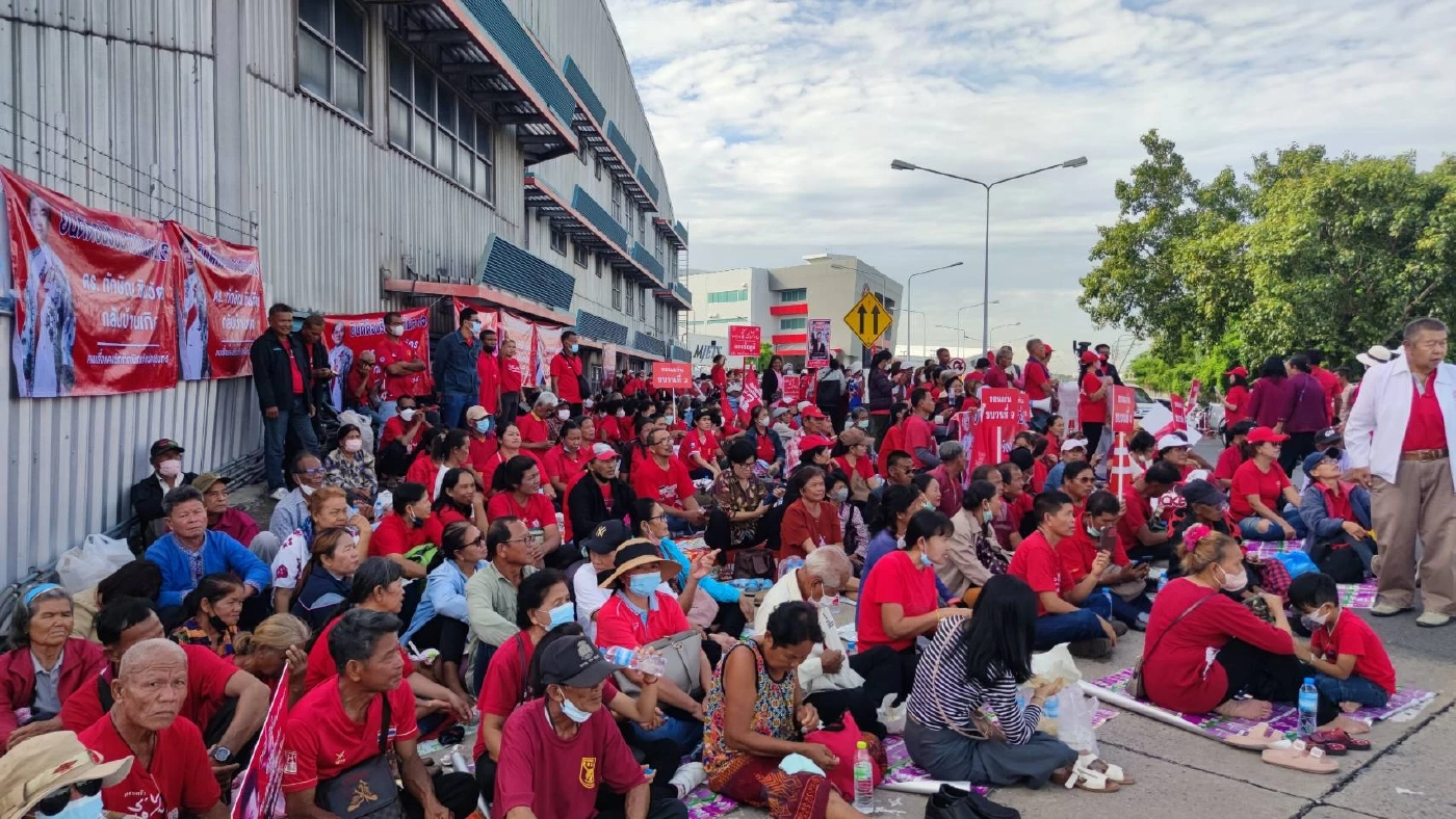 กลุ่มคนเสื้อแดง เข้าพื้นที่สนามบิน รอรับอดีตนายกรัฐมนตรี "ทักษิณ"