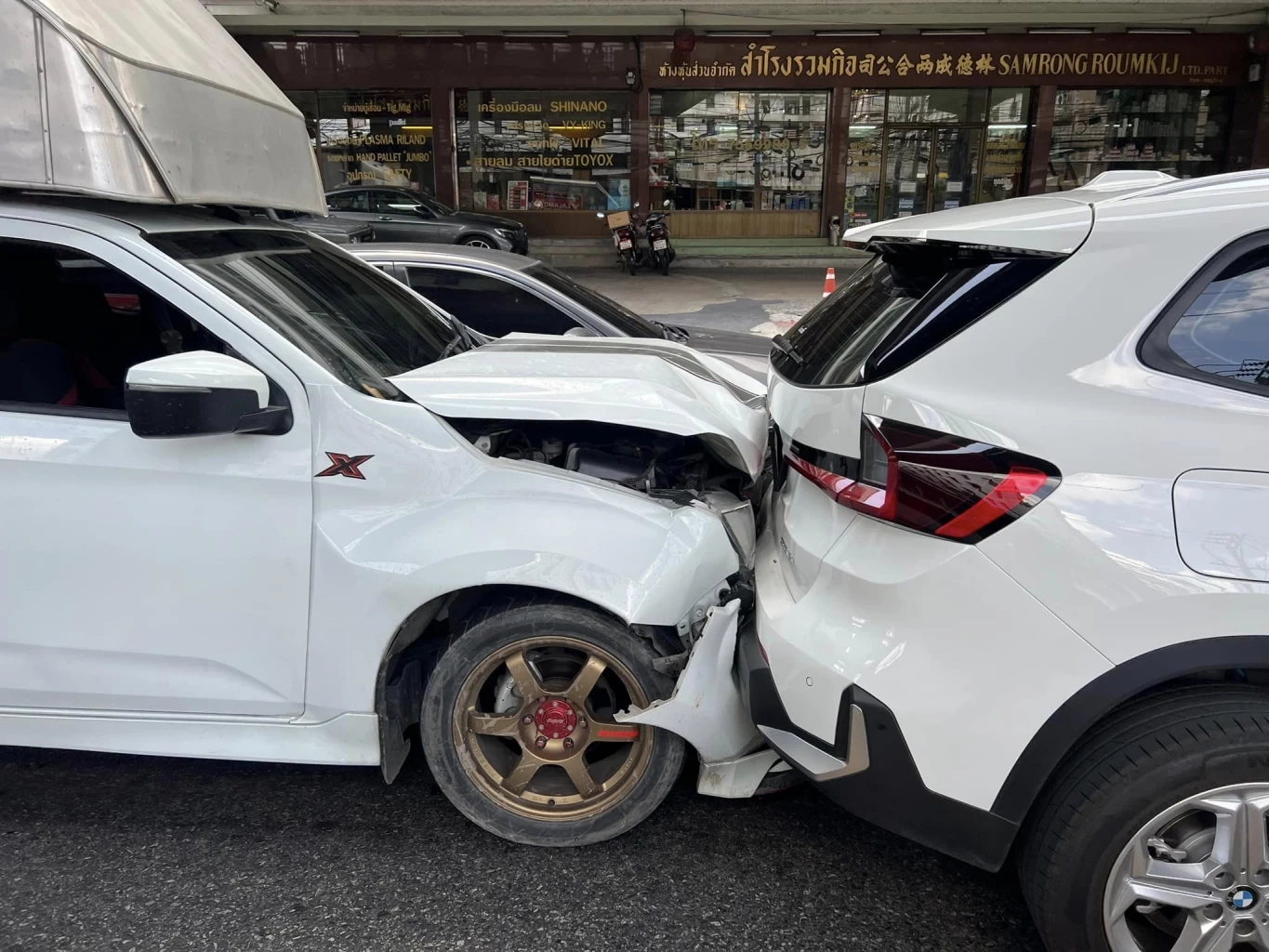 ยังร้อนแรง ไม่แผ่ว! "ออลนิว" รถประกันขาด ชนท้ายรถยุโรปพังยับ