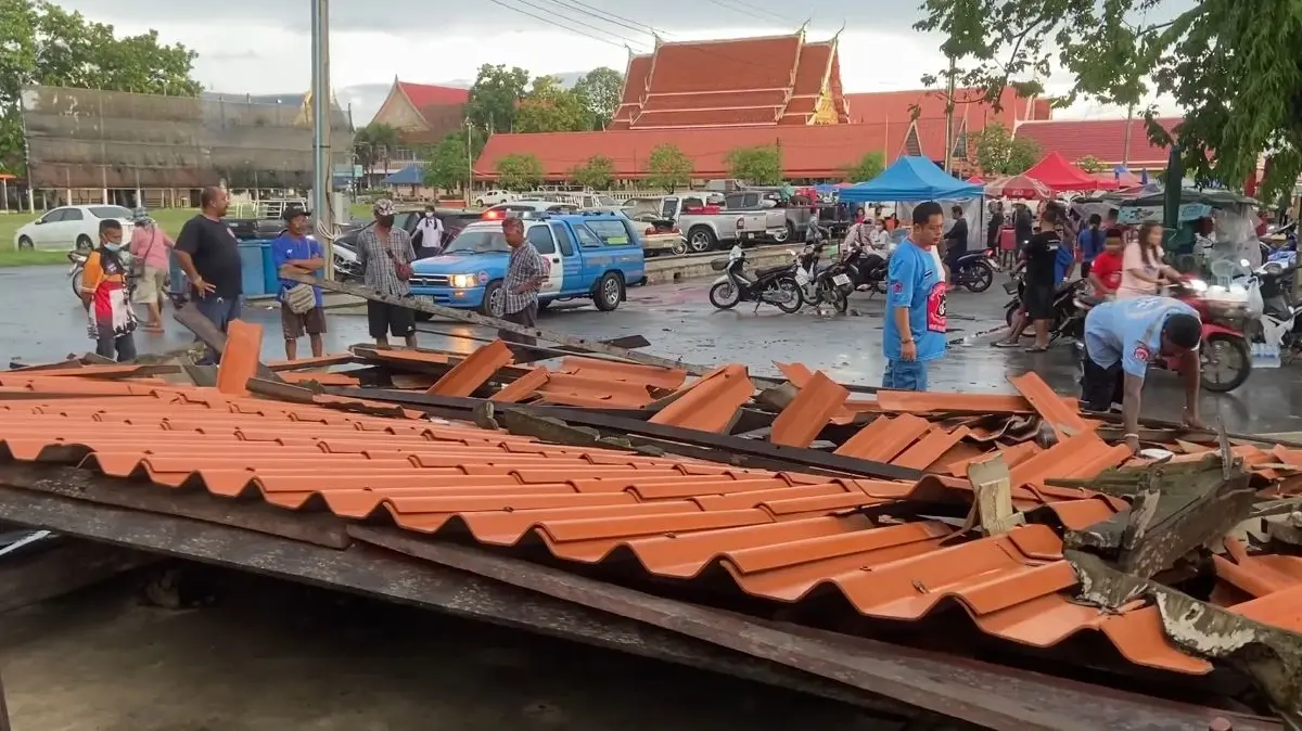 พายุพัดถล่มสามพราน ศาลาหลบแดดหน้าโรงเรียน พังทับเด็กหญิง ป.5 หัวแตก