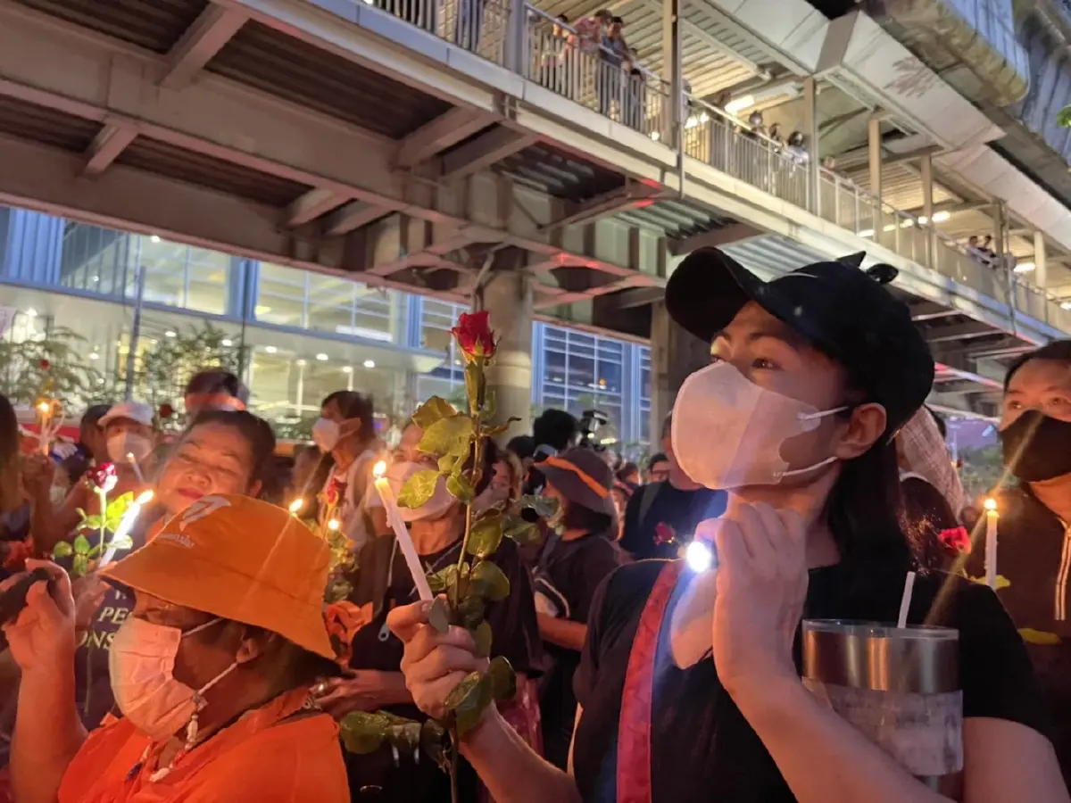 ม็อบแนวร่วมมธ.วอน"เพื่อไทย"กลับมาจับมือ"ก้าวไกล"ตั้งรัฐบาล