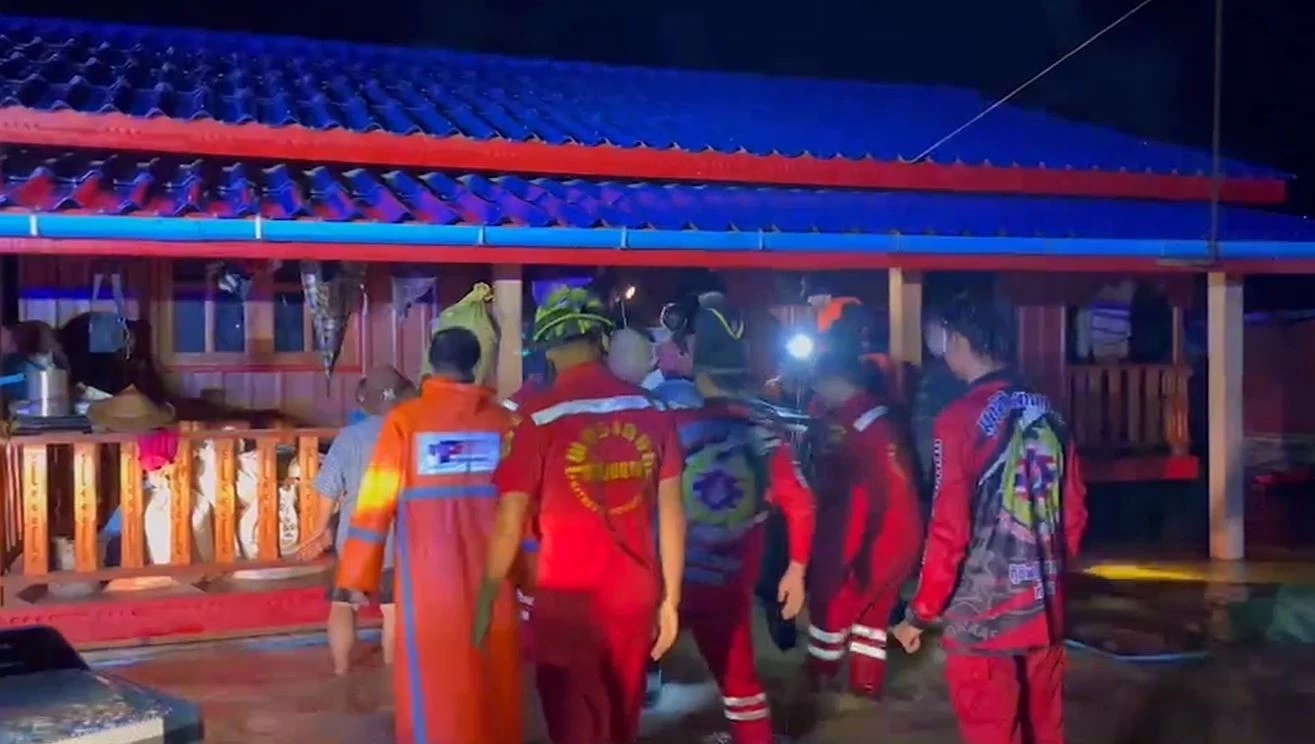 ฝนถล่มท่าสองยาง เร่งอพยพชาวบ้าน 800 คน หนีน้ำท่วมกลางดึก