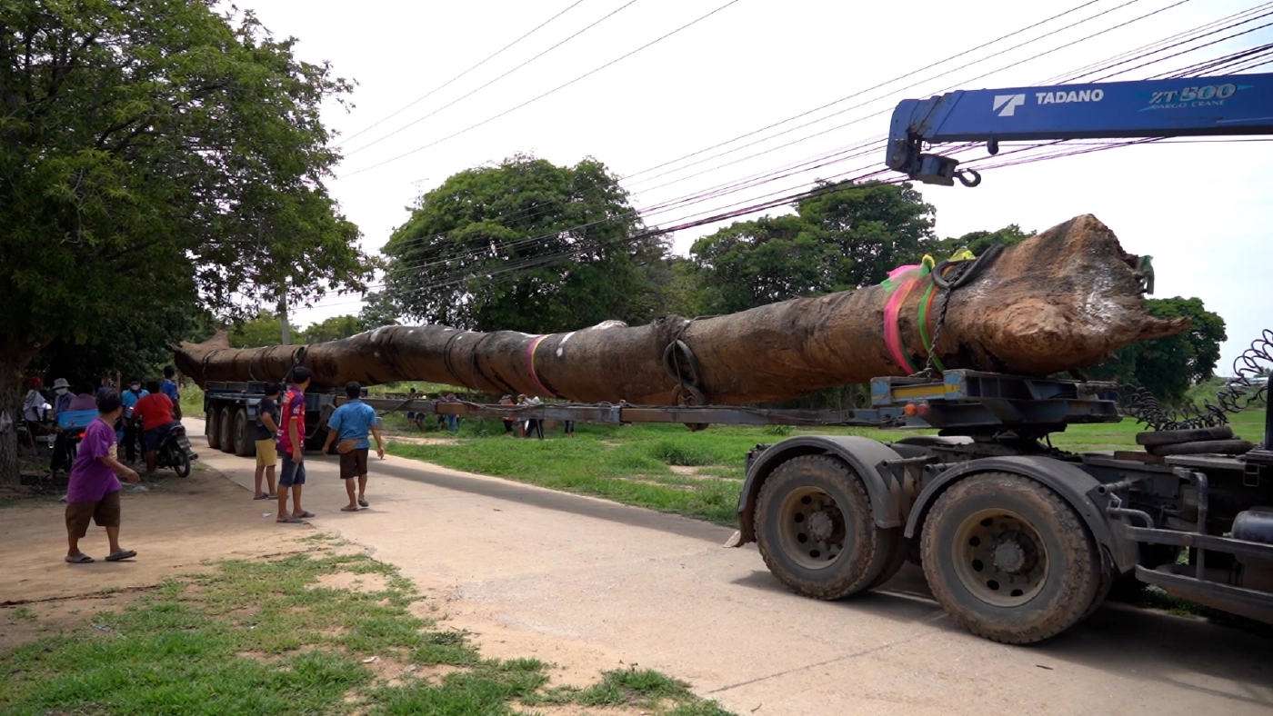 อัญเชิญ"แม่ตะเคียนแก้ว" นำขึ้นจากแม่น้ำเจ้าพระยา ชาวบ้านแห่ส่องเลขเด็ด
