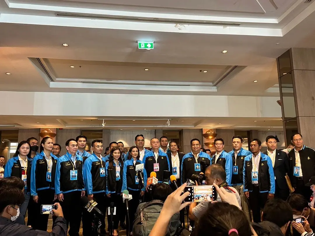 สส.ประชาธิปัตย์ร่วม่ายภาพก่อนการประชุมเลือกหัวหน้าพรรค