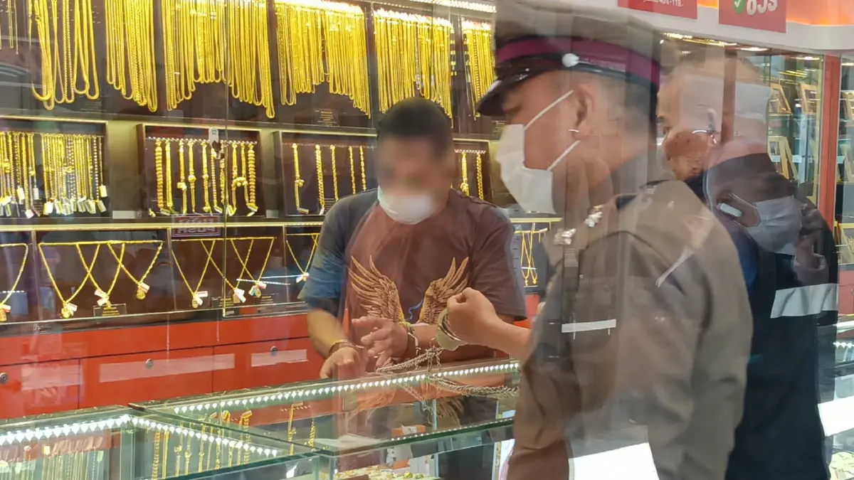 คุมตัวมือชิงทองทำแผน เจ้าตัวเครียด ก่อนส่งศาลทันที