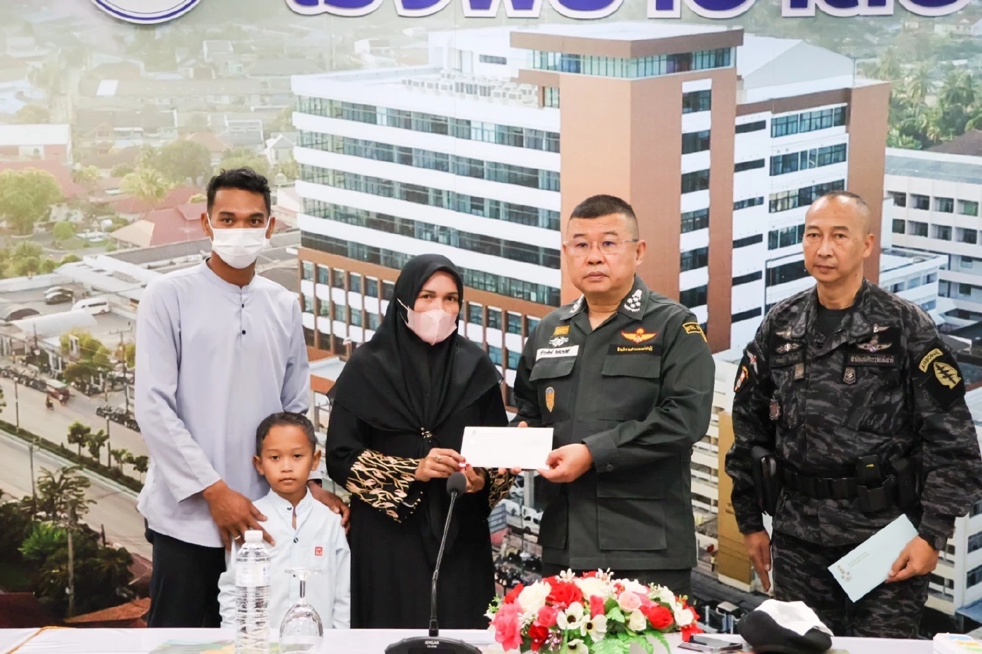 ผบ.ตร.-รองฯต่อศักดิ์ บินลงใต้ ตรวจเยี่ยม-ให้กำลังใจ ครอบครัว ตร.ยะรัง