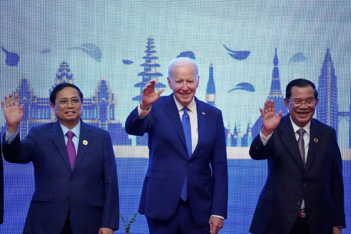 ประธานาธิบดีโจ ไบเดน และนายกรัฐมนตรีฝั่ม มิญ จิ๊ญ ของเวียดนาม (ซ้ายสุด) ในการประชุมอาเซียน-สหรัฐฯ ที่กัมพูชาในปี 2565