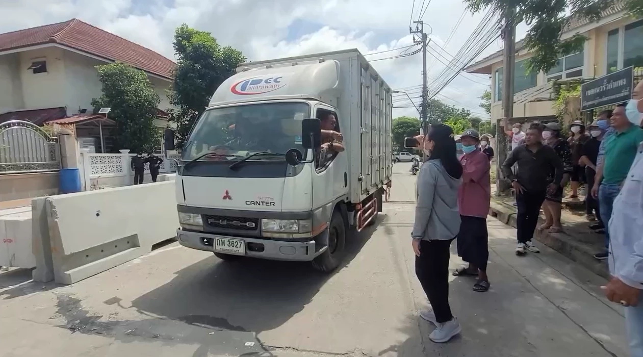 งงตาแตก! ลูกบ้านร้อง โดนนิติฯ โครงการดัง ตั้งแบริเออร์ขวางถนนสาธารณะ