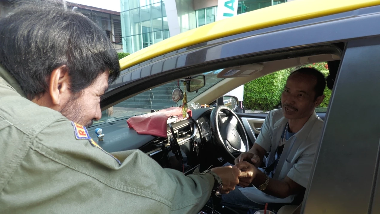 "ร่วมกตัญญู"แจกเงินแท็กซี่ "วันแม่แห่งชาติ" 500 บาท พาแม่มาด้วยแจกเพิ่ม 300