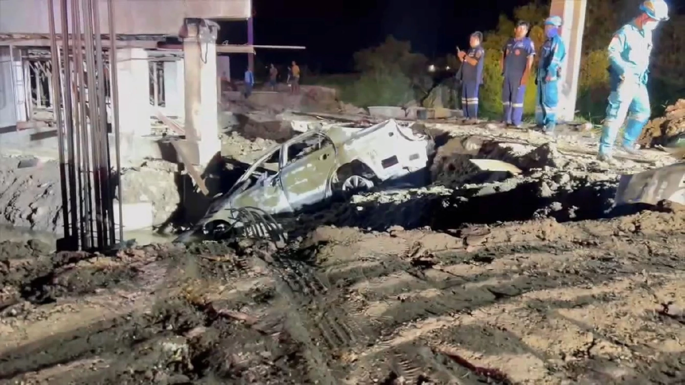 ไฟคลอกโชเฟอร์แท็กซี่ดับ พุ่งตกถนนชนตอม่อ เหตุไร้ป้ายเตือนก่อสร้างสะพาน