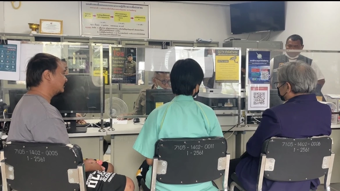 แม่เดือด จูงลูกสาว ม.2 แจ้งความ ครู รร.ดังอ่างทอง ใช้ไม้ฟาดมือ จนยกไม่ขึ้น