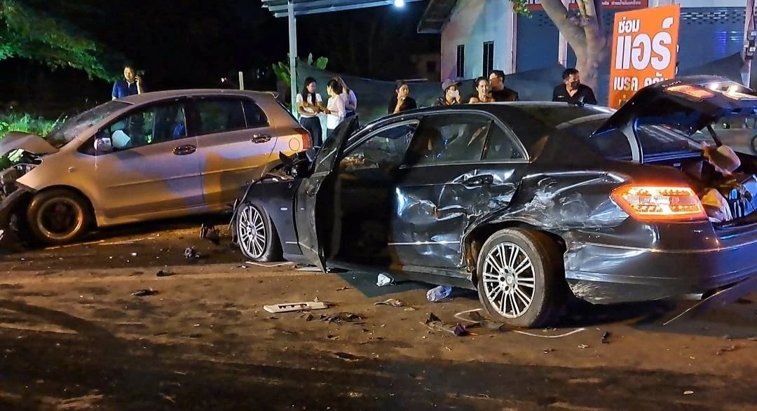 ไม่แผ่วช่วงนี้! หนุ่มซิ่ง "กระบะ" แซงซ้าย ชนรวดกวาด 5 คัน เจ็บสาหัส 8 ดับ 2