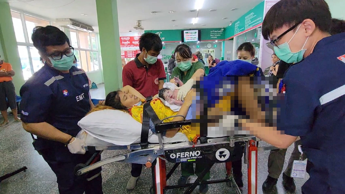 คลอดลูกในสถานีขนส่ง วันแม่แห่งชาติ ปลอดภัยทั้งแม่และลูก แห่ส่องทะเบียนรถ