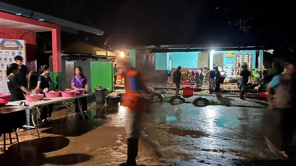 เปิดถนนไป"บ้านแม่ตอละ"ได้แล้ว ส่งทีมกู้ภัยเข้าช่วยเหลือ ชาวบ้านสบเมย