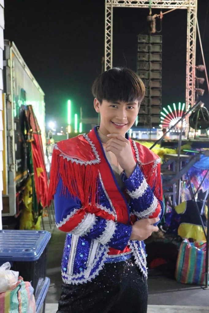 “ต้าวหยอง” จากแดนเซอร์หน้าฮ่านสู่ขวัญใจแม่ยก ได้พวงมาลัยคืนละเป็นล้าน