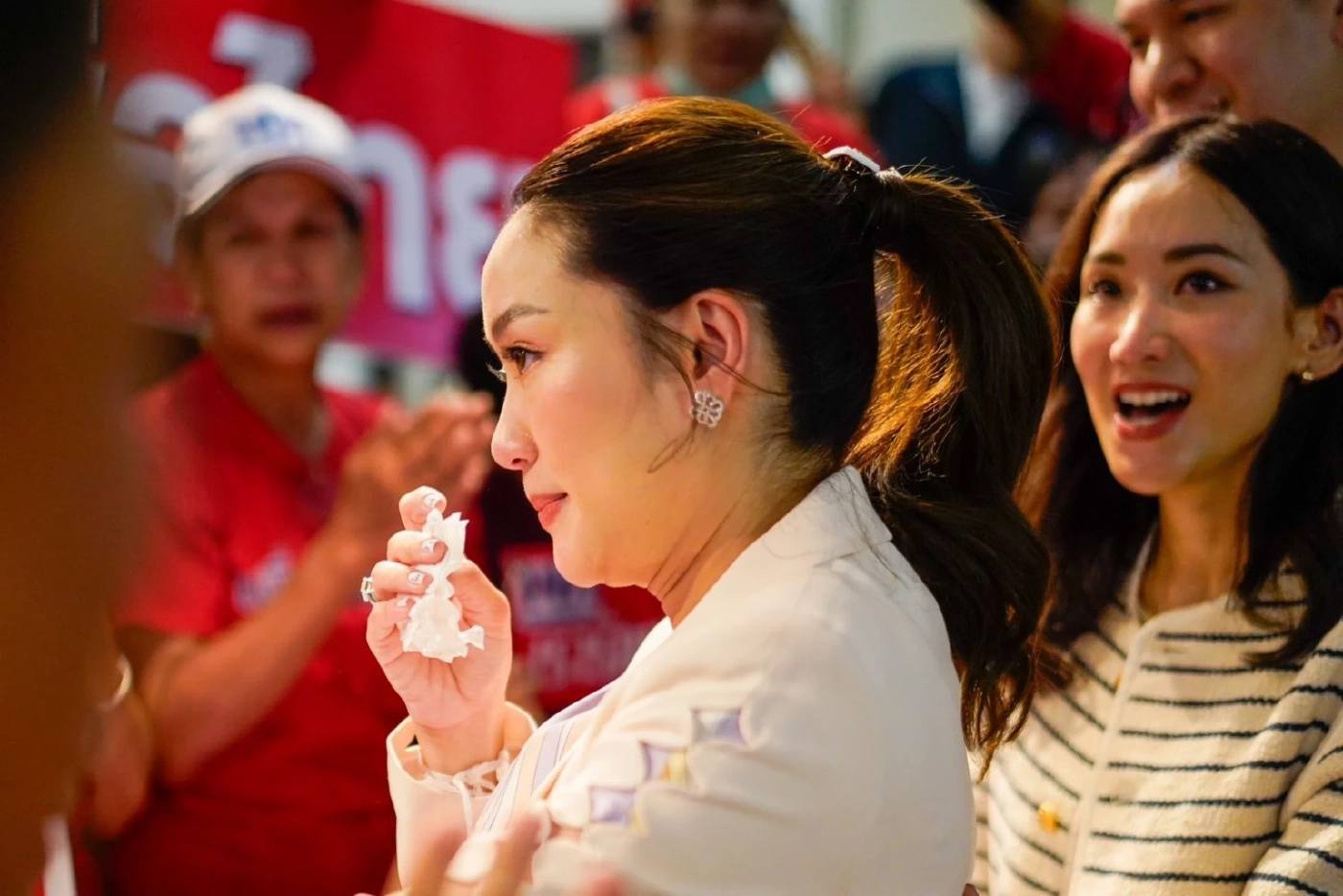 "อุ๊งอิ๊งค์" หลั่งน้ำตาปลื้ม คนเสื้อแดงอวยพรวันเกิด ชวนต้อนรับพ่อพรุ่งนี้