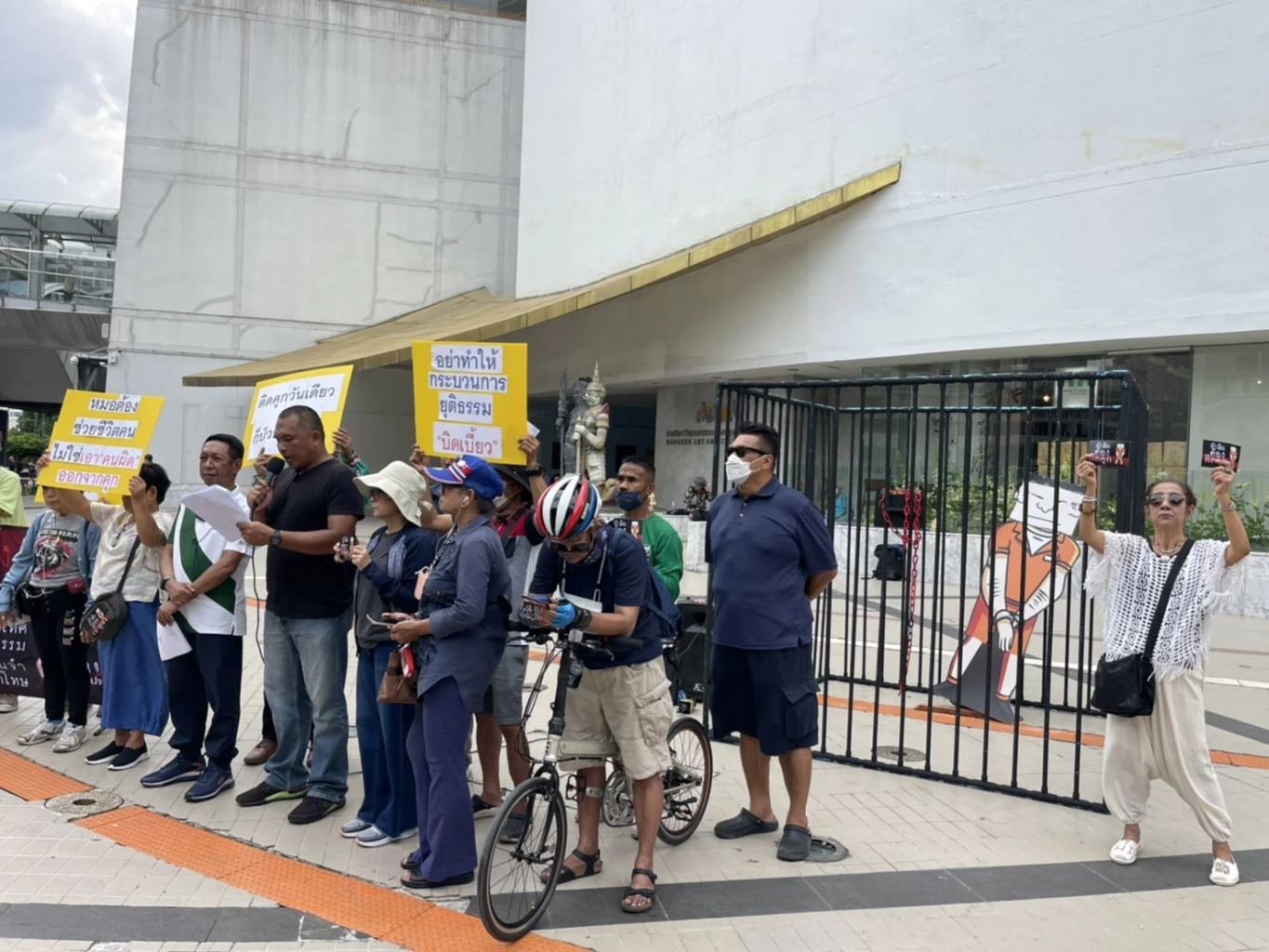 "กลุ่ม คปท." ทำกิจกรรม แจกสติ๊กเกอร์รณรงค์ส่ง "ทักษิณ" กลับเรือนจำ