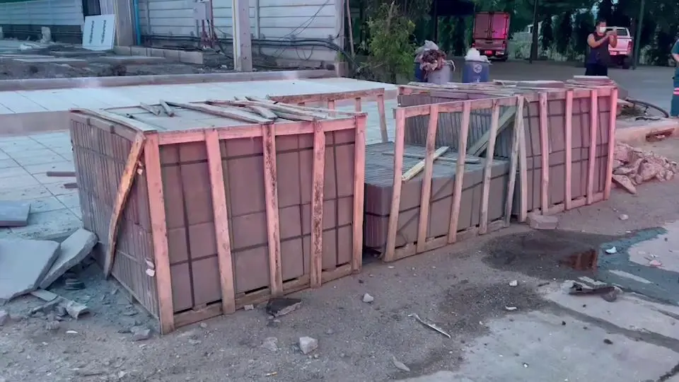 เปิดคลิป เก๋งพุ่งชนกองวัสดุก่อสร้างบนถนน รถตามหลังมองไม่เห็นชนซ้ำซ้อน