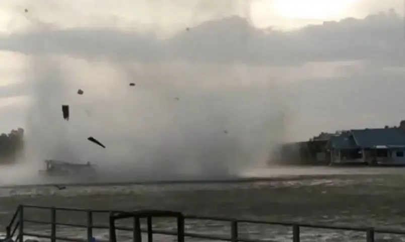 พบแล้ว ร่าง นทท. รายที่ 2 เหตุเรือถูก "พายุงวงช้าง" ซัดล่ม ที่บางตะบูน