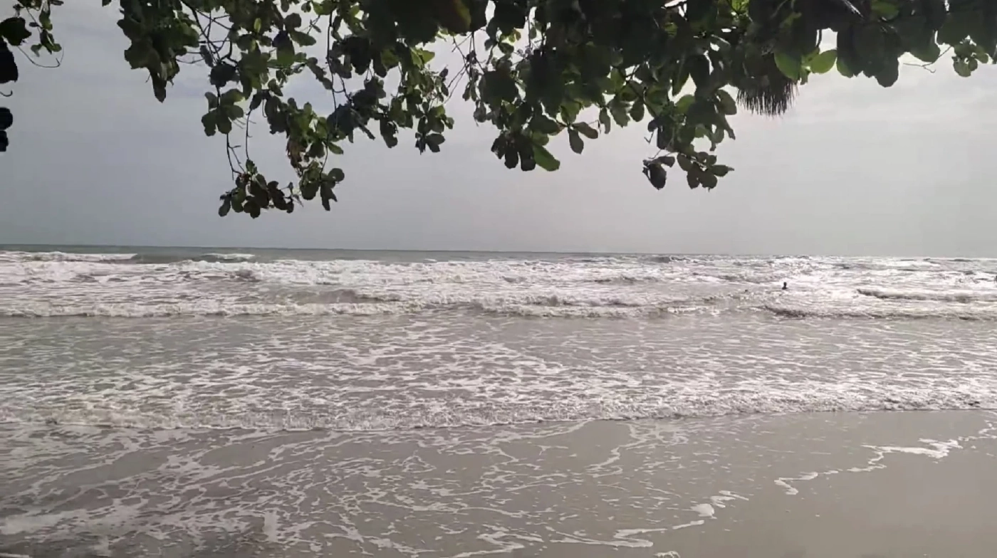 นทท. นับหมื่นทะลัก "เกาะช้าง" แม้คลื่นลมแรง ต้องปักธงแดงเตือนห้ามลงเล่นน้ำ